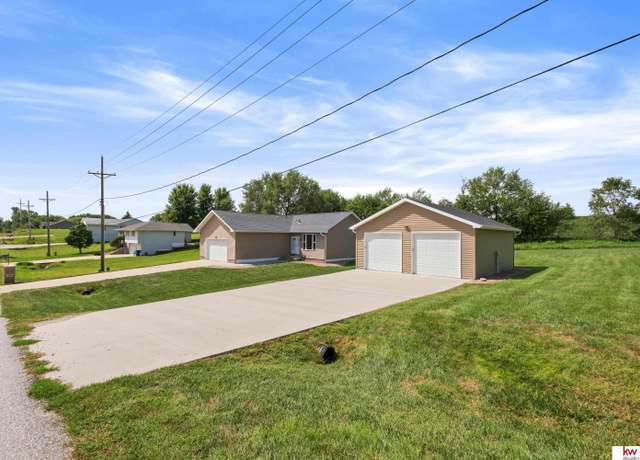 Property at 9202 Monroe Rd, Plattsmouth, NE 68048, 4 beds, 3 baths