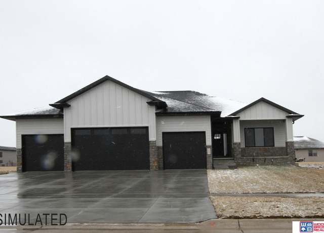 Property at 7646 Isidore Dr, Lincoln, NE 68516, 5 beds, 3 baths