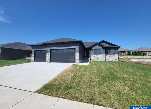 Property at 433 Half Moon Dr, Lincoln, NE 68527, 4 beds, 3 baths