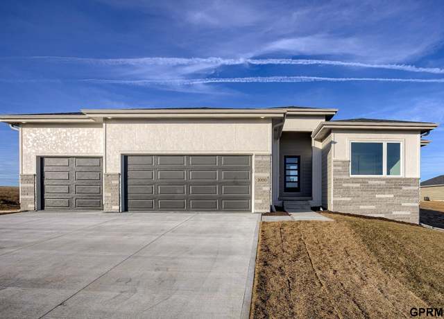 Property at 20150 S St, Omaha, NE 68135, 5 beds, 3 baths