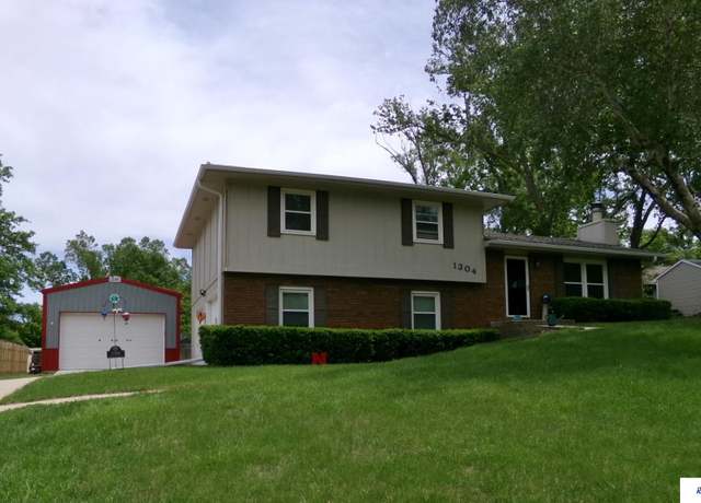 Property at 1304 S 4th Ave, Beatrice, NE 68310, 3 beds, 3 baths