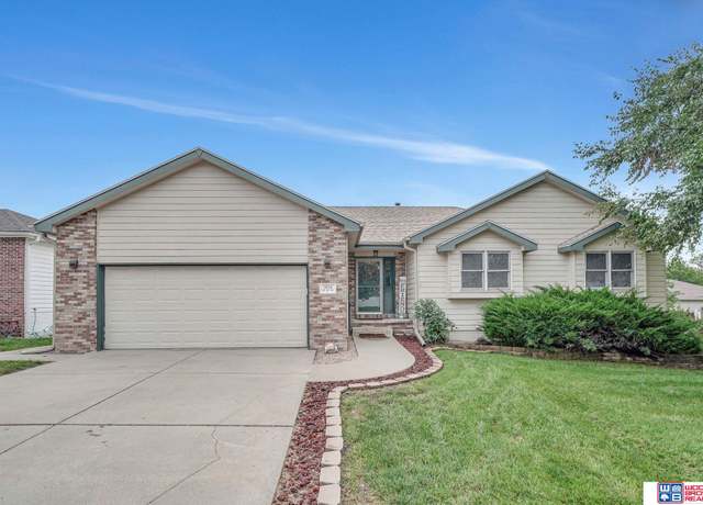 Property at 2656 SW 15th St, Lincoln, NE 68522, 4 beds, 3 baths