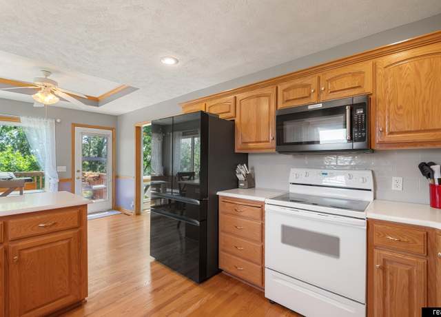 Property at 11611 Ridgeview Cir, Bellevue, NE 68133, 3 beds, 3 baths