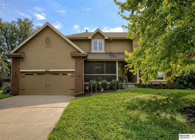 Property at 4821 Lakeside Dr, Omaha, NE 68135, 3 beds, 2.5 baths