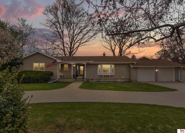 Property at 1606 S 114th St, Omaha, NE 68144, 4 beds, 3.5 baths