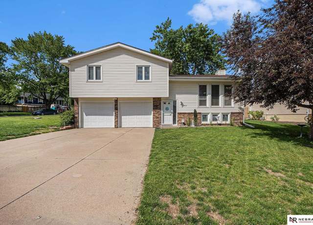 Property at 360 Windsor Dr, Papillion, NE 68056, 3 beds, 2.5 baths