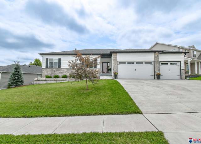 Property at 9731 Napa Ridge Dr, Lincoln, NE 68526, 5 beds, 3 baths