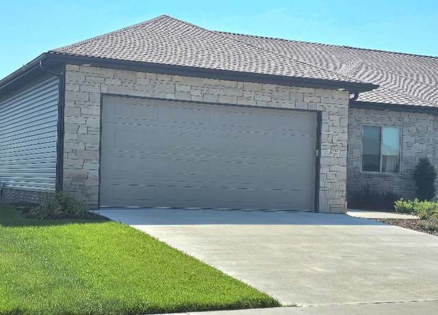 Property at 8720 S 38th St, Lincoln, NE 68516, 4 beds, 2.5 baths