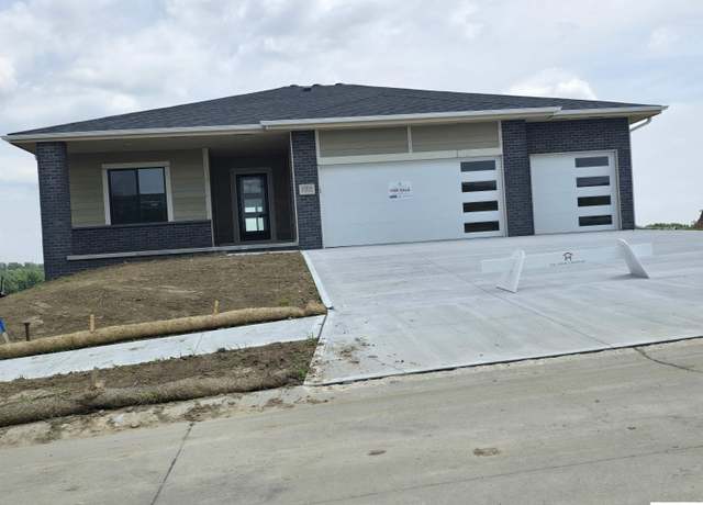 Property at 10905 N 159 Ave, Bennington, NE 68007, 5 beds, 3 baths