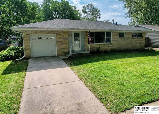 Property at 2000 E Manor Dr, Lincoln, NE 68506, 4 beds, 2 baths