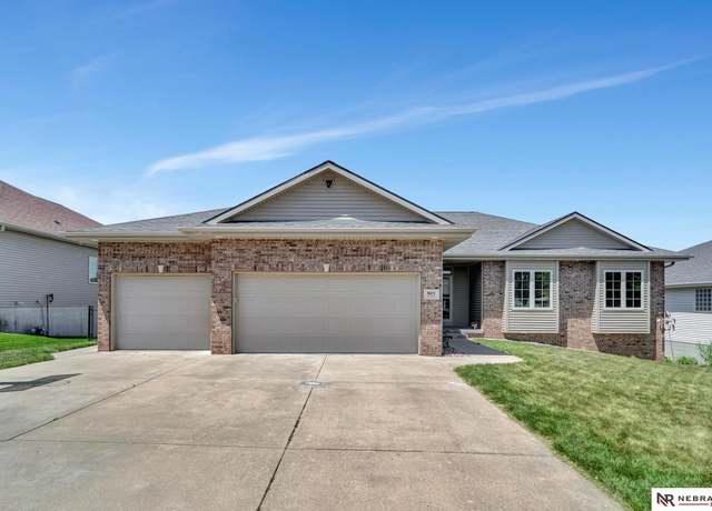 Property at 905 Chicory Ln, Hickman, NE 68372, 5 beds, 3 baths
