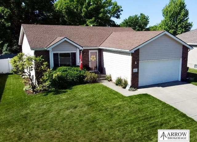 Property at 1915 Garret Ln, Lincoln, NE 68512, 3 beds, 3 baths
