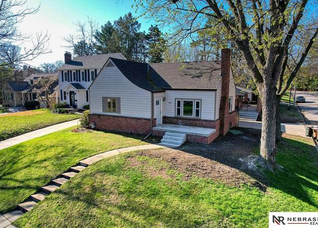 Property at 2601 Woodsdale Blvd, Lincoln, NE 68502, 3 beds, 2.5 baths
