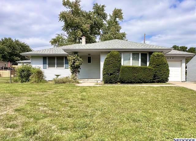 Property at 7624 Ridge Ave, Omaha, NE 68124, 2 beds, 2 baths