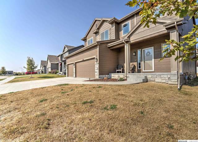 Property at 2024 Hummingbird Dr, Bellevue, NE 68123, 4 beds, 2.5 baths