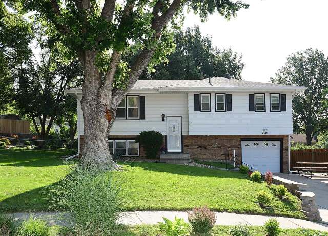 Property at 5511 S 104th Cir, Omaha, NE 68127, 2 beds, 2 baths