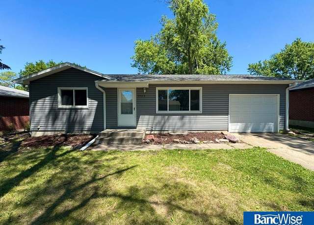 Property at 7800 Cherrywood Dr, Lincoln, NE 68510, 3 beds, 2 baths