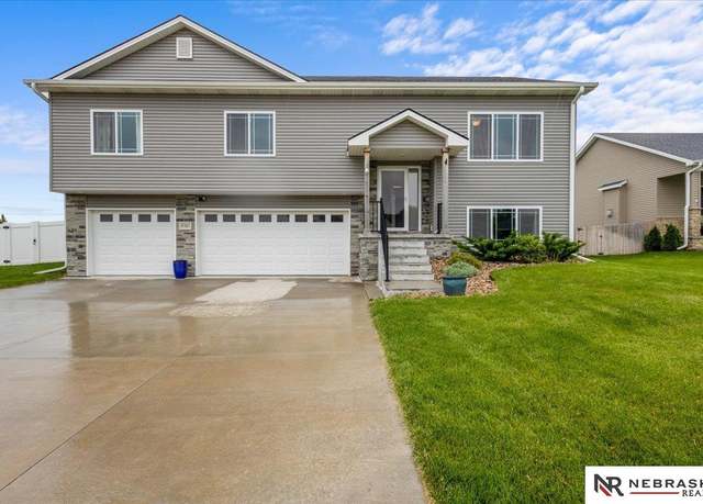 Property at 9767 Napa Ridge Dr, Lincoln, NE 68526, 4 beds, 3 baths