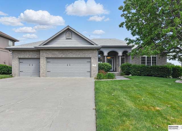 Property at 211 Longwood Dr, Papillion, NE 68133, 4 beds, 3 baths
