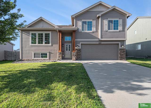 Property at 1919 Mesa St, Bellevue, NE 68123, 3 beds, 2.5 baths