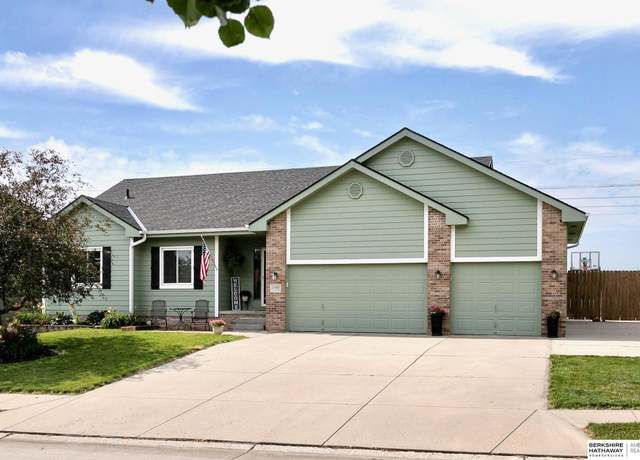 Property at 15411 Nebraska Ave, Omaha, NE 68116, 3 beds, 3 baths