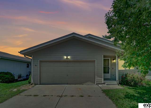 Property at 1815 SW 30th St, Lincoln, NE 68522, 3 beds, 2 baths