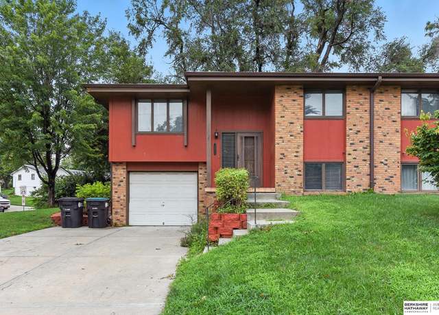 Property at 10828 Oakbrook Cir, Omaha, NE 68154, 3 beds, 2 baths