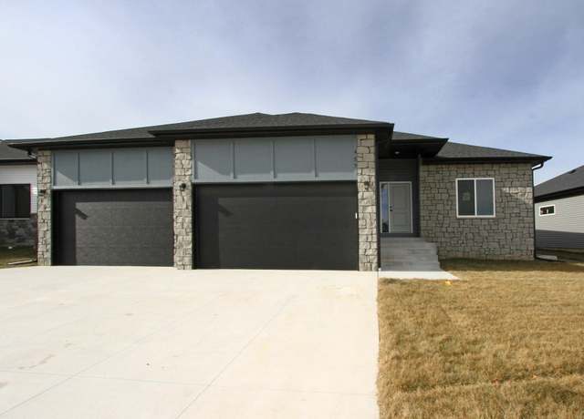 Property at 457 Half Moon Dr, Lincoln, NE 68527, 4 beds, 3 baths
