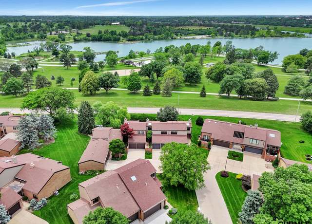 Property at 2919 Park Place Dr, Lincoln, NE 68506, 2 beds, 2.5 baths