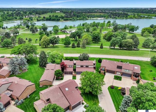 Property at 2919 Park Place Dr, Lincoln, NE 68506, 2 beds, 2.5 baths