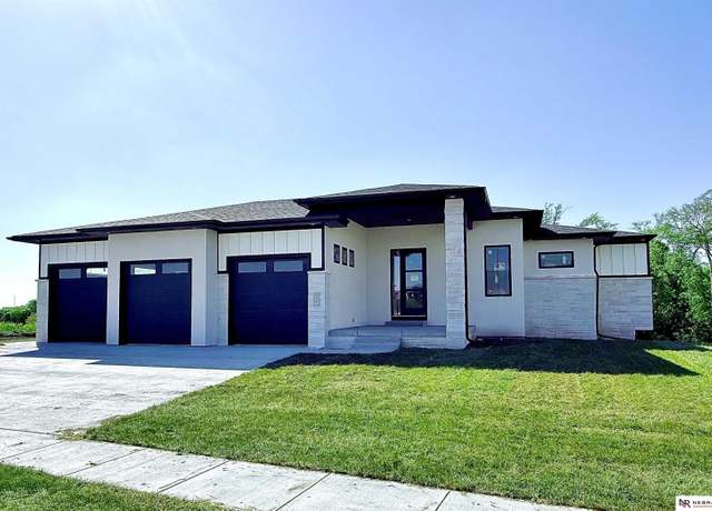 Property at 9423 S 86th St, Lincoln, NE 68526, 5 beds, 2.5 baths