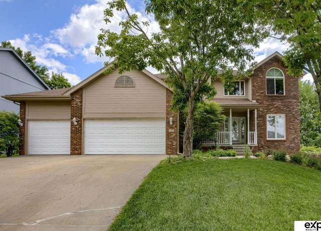 Property at 905 Roland Dr, Papillion, NE 68046, 5 beds, 4 baths