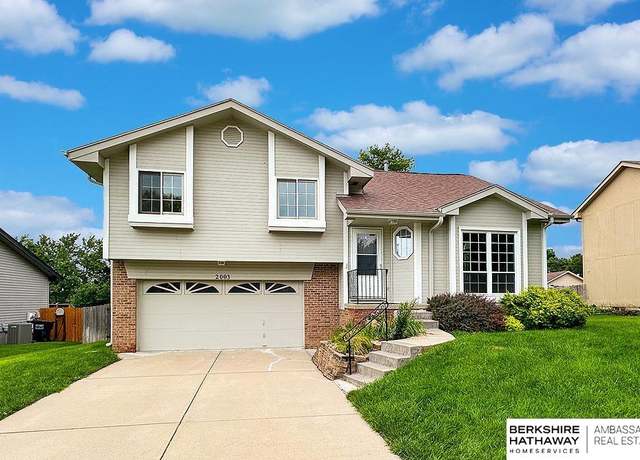 Property at 2003 Queen Dr, Papillion, NE 68046, 3 beds, 2 baths