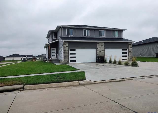 Property at 1039 Titan Dr, Hickman, NE 68372, 4 beds, 3.5 baths