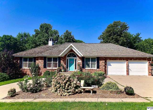 Property at 5929 Fieldcrest Way, Lincoln, NE 68512, 6 beds, 3 baths