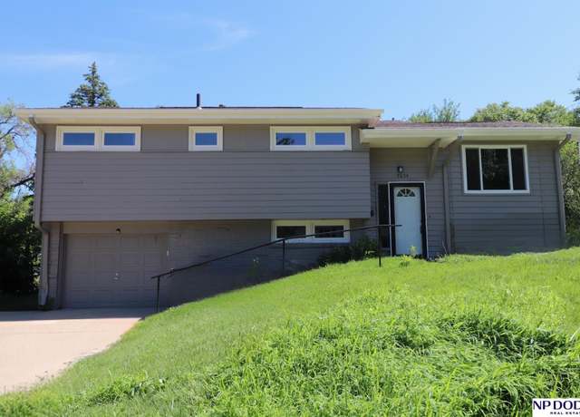 Property at 7654 Nebraska Ave, Omaha, NE 68134, 3 beds, 2 baths