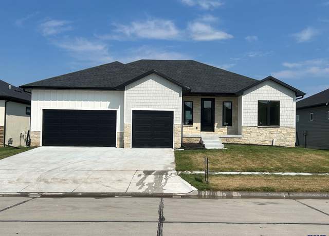 Property at 9732 S 80th St, Lincoln, NE 68516, 5 beds, 3 baths