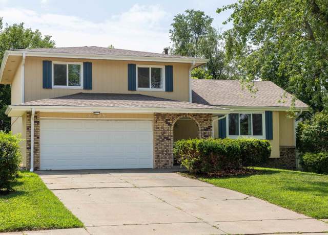 Property at 2109 Nottingham Dr, Bellevue, NE 68123, 3 beds, 2.5 baths