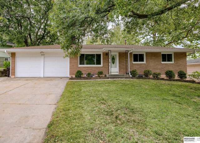 Property at 2542 S 36th St, Lincoln, NE 68506, 4 beds, 2 baths