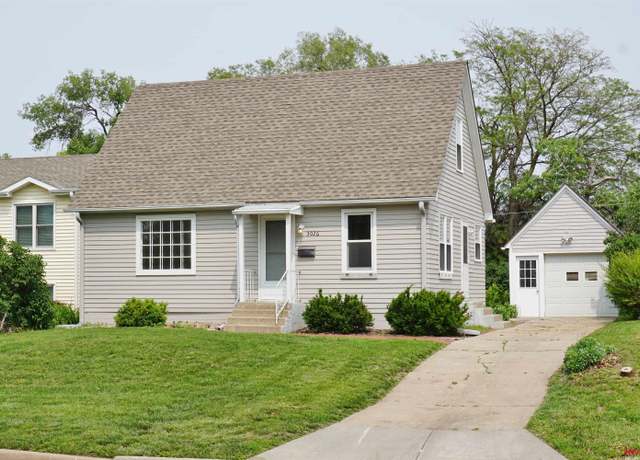 Property at 3026 S 11th St, Lincoln, NE 68502, 3 beds, 2 baths