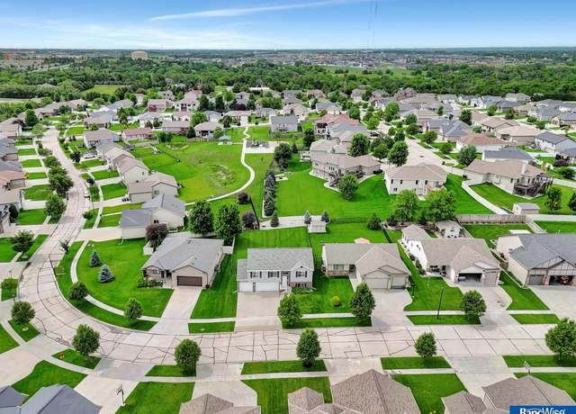 Property at 8015 Mandalay Dr, Lincoln, NE 68516, 3 beds, 3 baths