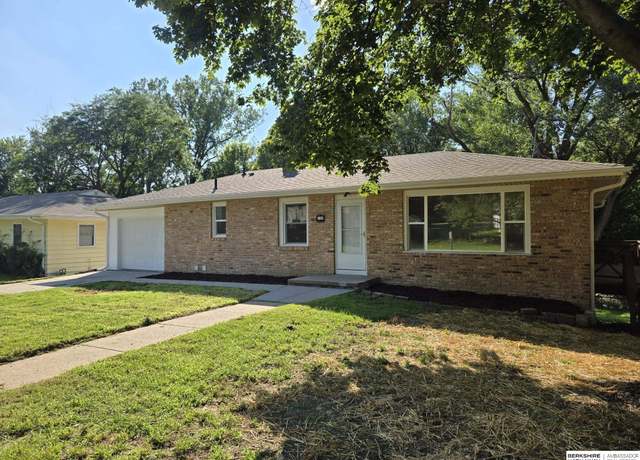 Property at 122 Hillside Dr, Bellevue, NE 68005, 4 beds, 2 baths