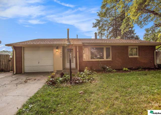 Property at 1850 E Bermuda Dr, Lincoln, NE 68506-2303, 2 beds, 2 baths