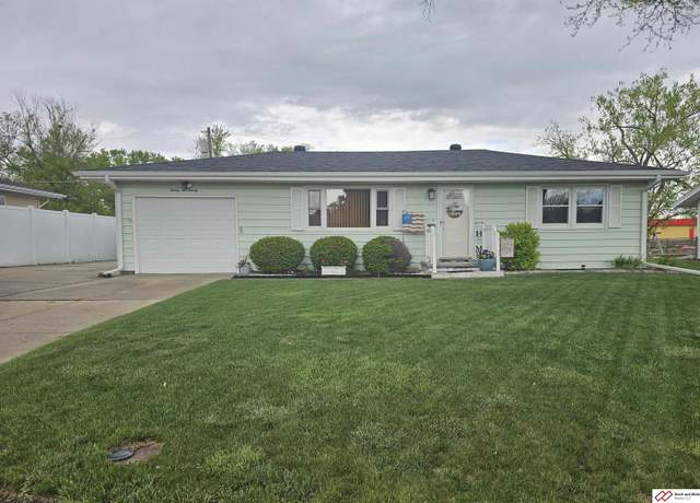 Property at 2220 Hillcrest St, Beatrice, NE 68310, 2 beds, 2 baths