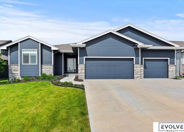 Property at 12040 S 44th St, Bellevue, NE 68123, 4 beds, 4 baths