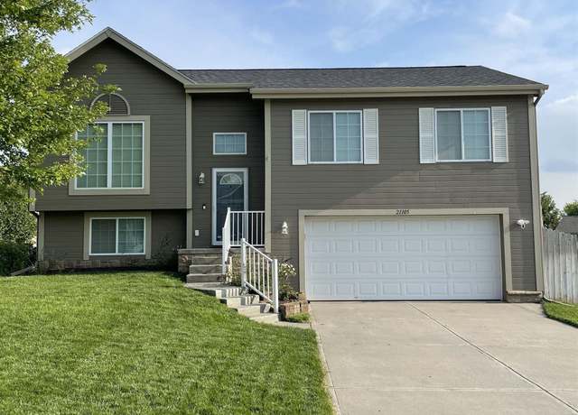 Property at 21105 Paradise Dr, Gretna, NE 68028, 3 beds, 2 baths