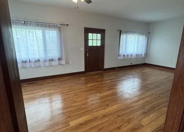 Property at 906 N 6th St, Beatrice, NE 68310, 4 beds, 2.5 baths