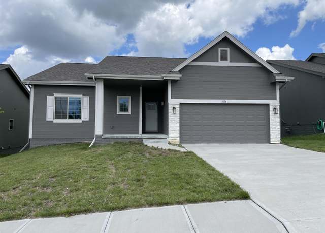 Property at 8114 King St, Omaha, NE 68122, 4 beds, 3 baths