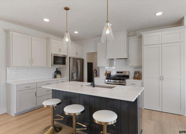 Property at 11007 S 218 St, Gretna, NE 68028, 6 beds, 3.5 baths