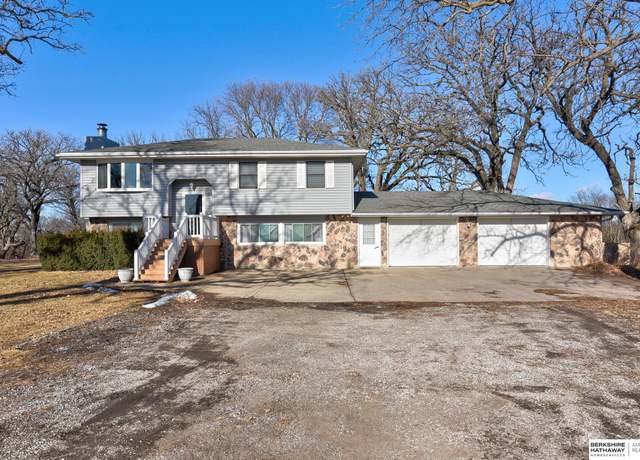 Property at 2023 Oak Dr, Missouri Valley, IA 51555, 4 beds, 2 baths